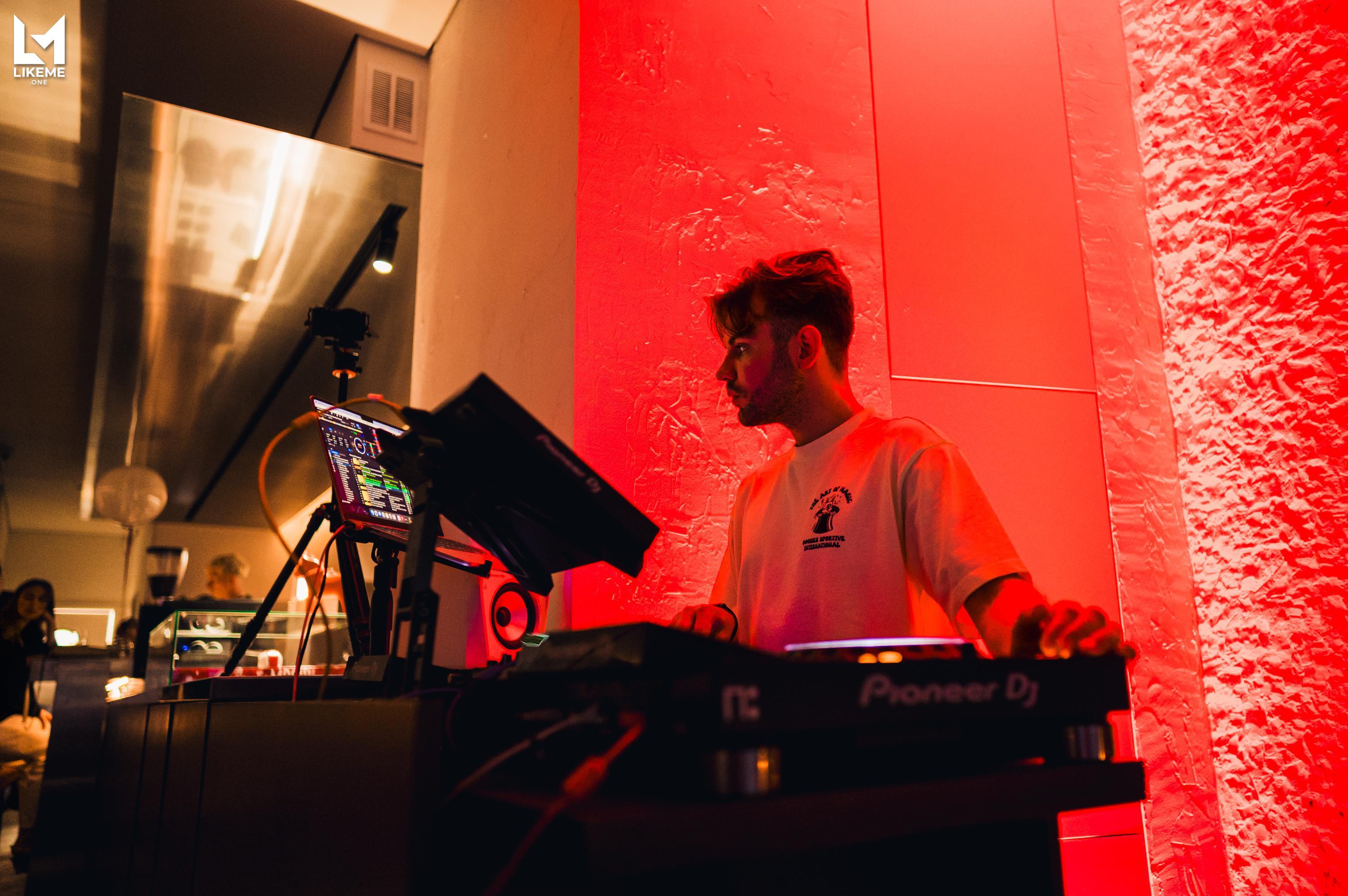 DJ Litvin przy konsoli — event firmowy